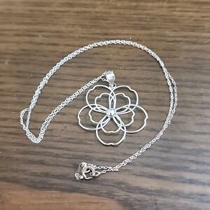 Silver flower necklace w/chain